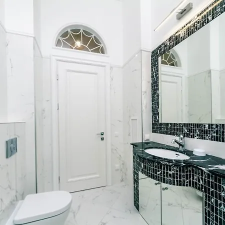 Апартаменти Luxury Beatiful On Pyshkinska Street *