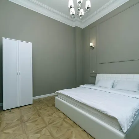 Апартаменти Luxury Beatiful On Pyshkinska Street